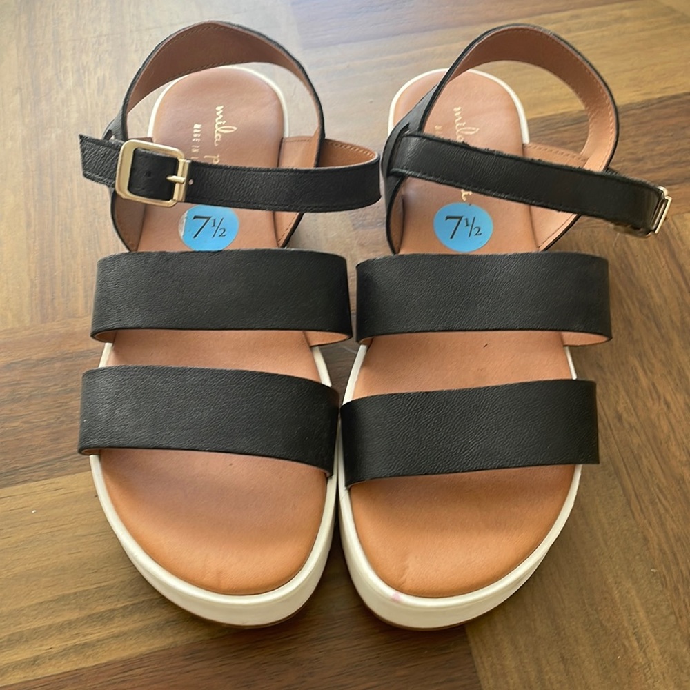 Platform sandal.